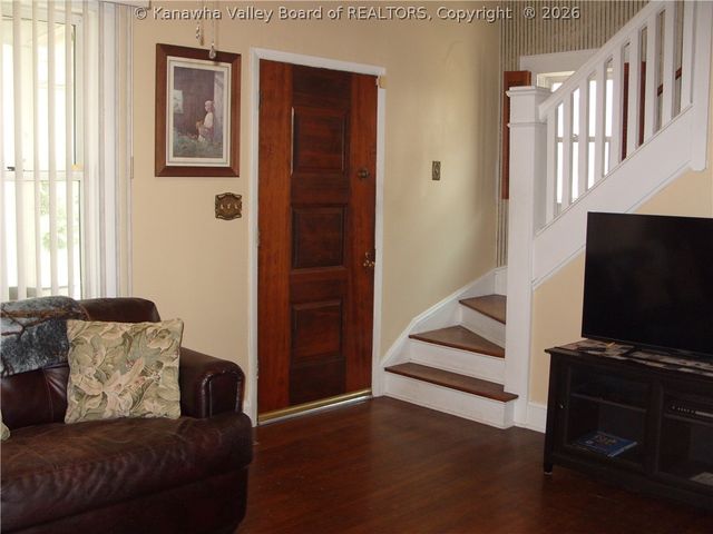 717 5th Avenue, Montgomery, WV 25136