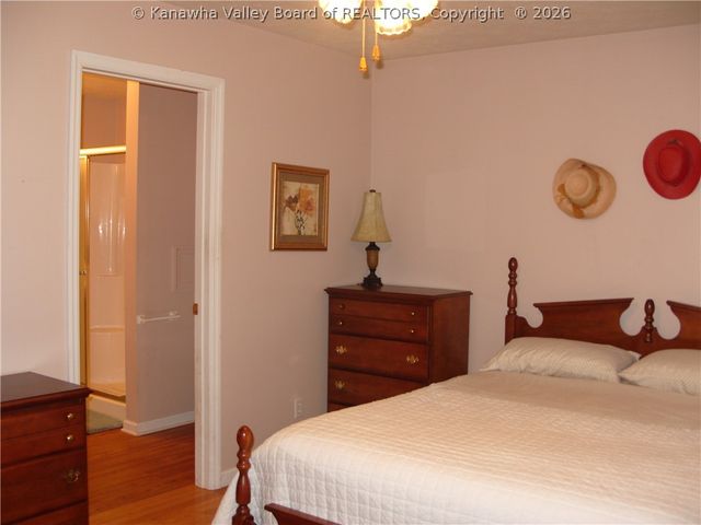 717 5th Avenue, Montgomery, WV 25136