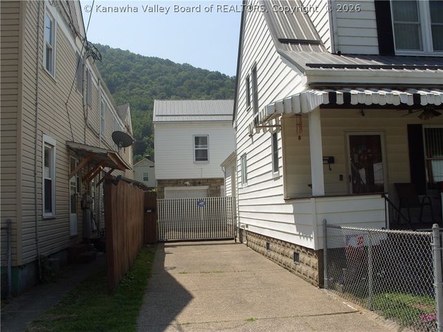 717 5th Avenue, Montgomery, WV 25136