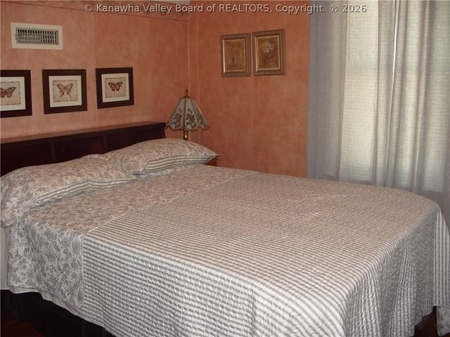 717 5th Avenue, Montgomery, WV 25136