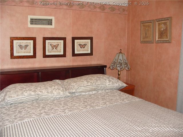 717 5th Avenue, Montgomery, WV 25136