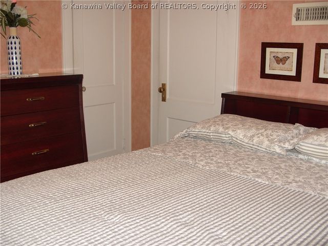 717 5th Avenue, Montgomery, WV 25136