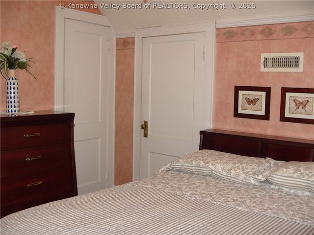 717 5th Avenue, Montgomery, WV 25136