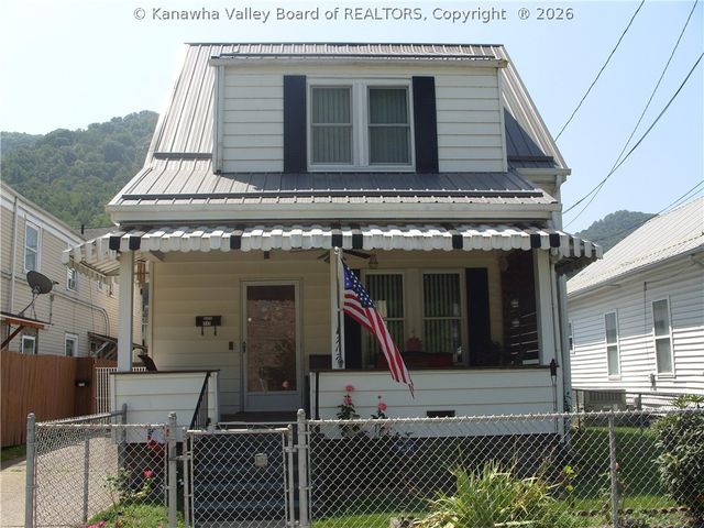 717 5th Avenue, Montgomery, WV 25136