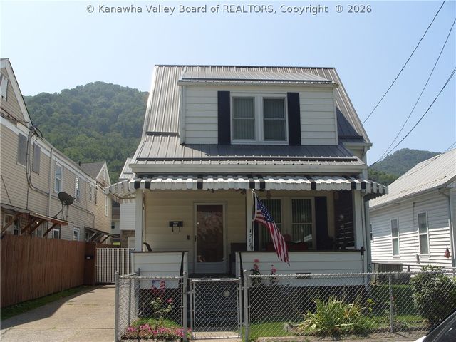 717 5th Avenue, Montgomery, WV 25136