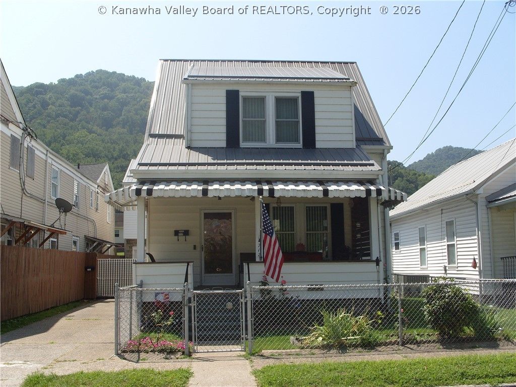 717 5th Avenue, Montgomery, WV 25136