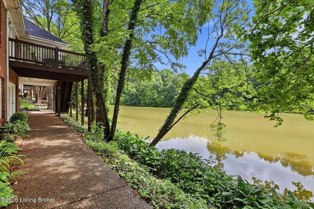 417 Landis Lakes Ct, Louisville, KY 40245