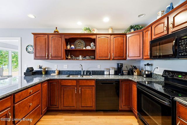 417 Landis Lakes Ct, Louisville, KY 40245