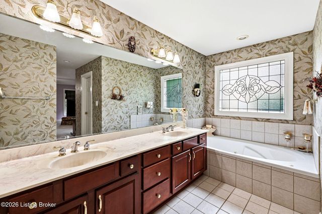 417 Landis Lakes Ct, Louisville, KY 40245