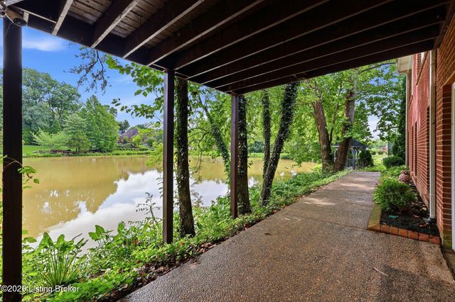 417 Landis Lakes Ct, Louisville, KY 40245