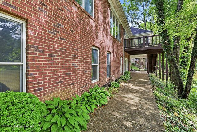 417 Landis Lakes Ct, Louisville, KY 40245