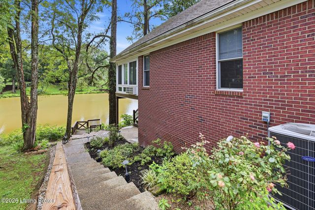 417 Landis Lakes Ct, Louisville, KY 40245
