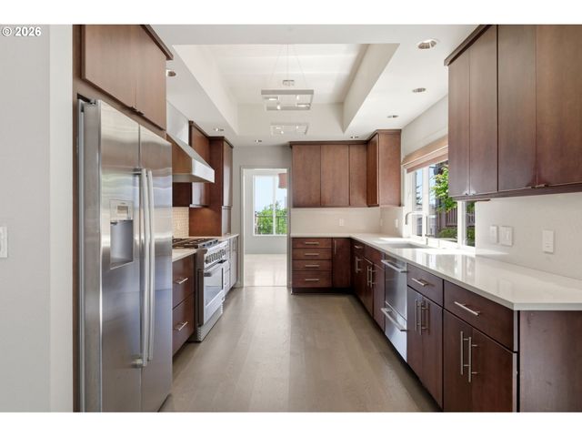 2330 Sw CACTUS Dr, Portland, OR 97205