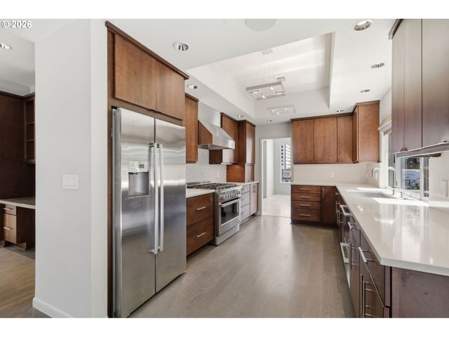 2330 Sw CACTUS Dr, Portland, OR 97205