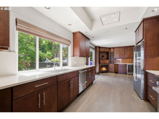 2330 Sw CACTUS Dr, Portland, OR 97205