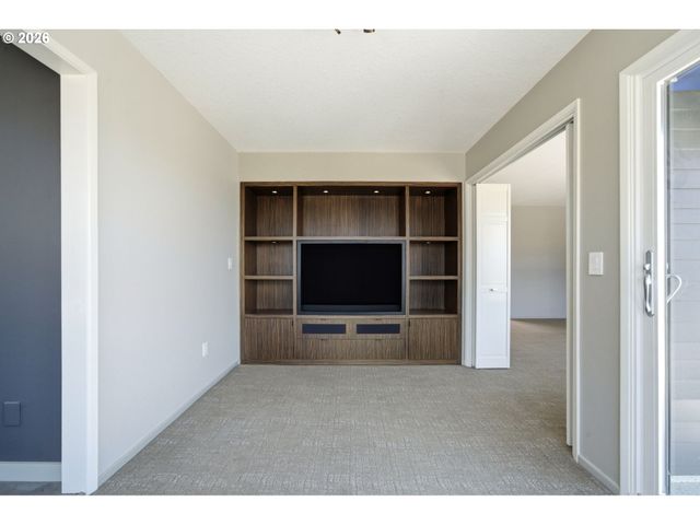 2330 Sw CACTUS Dr, Portland, OR 97205