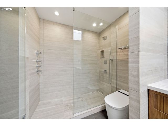 2330 Sw CACTUS Dr, Portland, OR 97205