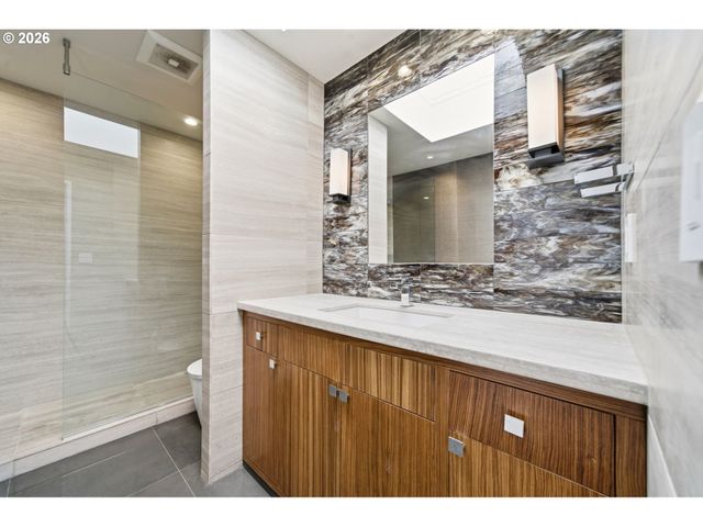 2330 Sw CACTUS Dr, Portland, OR 97205