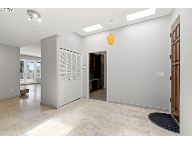2330 Sw CACTUS Dr, Portland, OR 97205