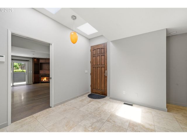 2330 Sw CACTUS Dr, Portland, OR 97205