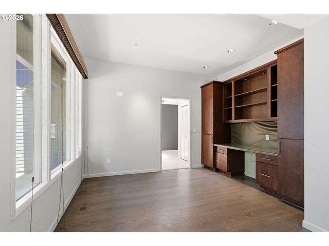 2330 Sw CACTUS Dr, Portland, OR 97205
