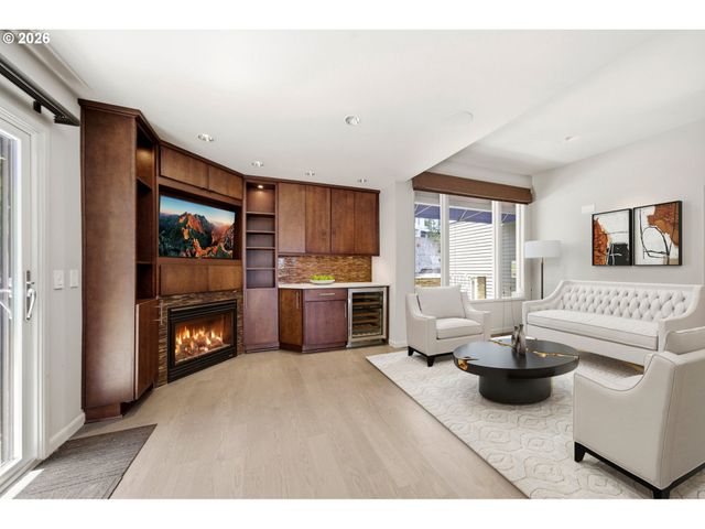 2330 Sw CACTUS Dr, Portland, OR 97205
