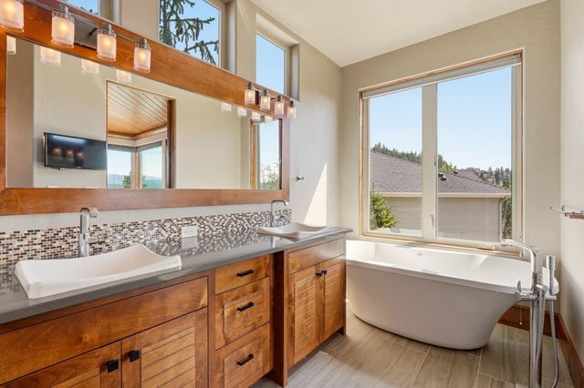 14210 N Wandermere Estates Ln, Spokane, WA 99208