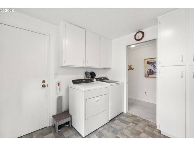 810 S COLUMBIA Dr, Woodburn, OR 97071