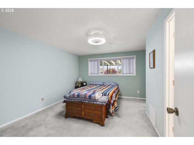 810 S COLUMBIA Dr, Woodburn, OR 97071