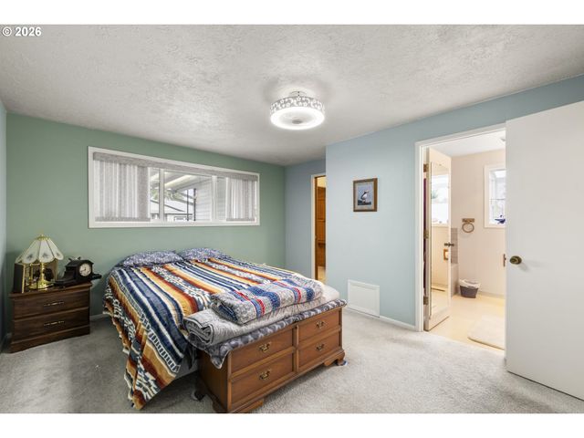 810 S COLUMBIA Dr, Woodburn, OR 97071