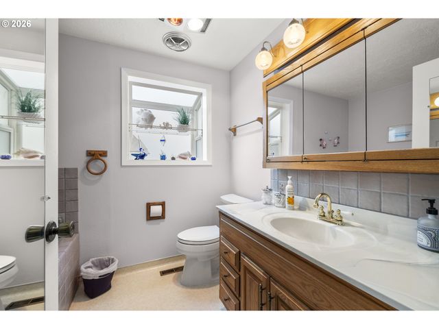 810 S COLUMBIA Dr, Woodburn, OR 97071