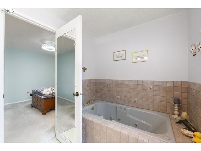 810 S COLUMBIA Dr, Woodburn, OR 97071