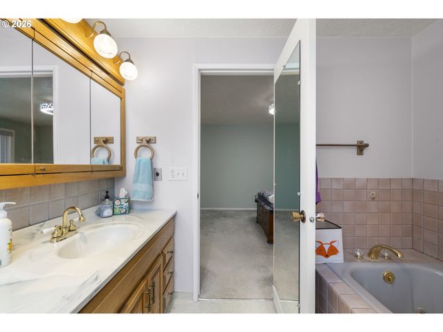 810 S COLUMBIA Dr, Woodburn, OR 97071