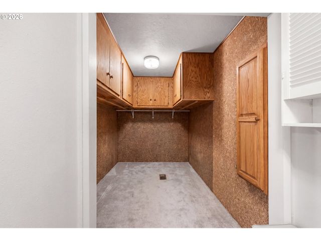 810 S COLUMBIA Dr, Woodburn, OR 97071