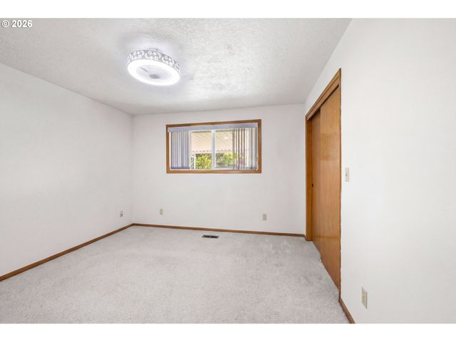 810 S COLUMBIA Dr, Woodburn, OR 97071