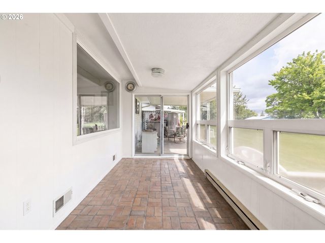 810 S COLUMBIA Dr, Woodburn, OR 97071