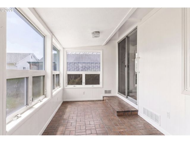 810 S COLUMBIA Dr, Woodburn, OR 97071