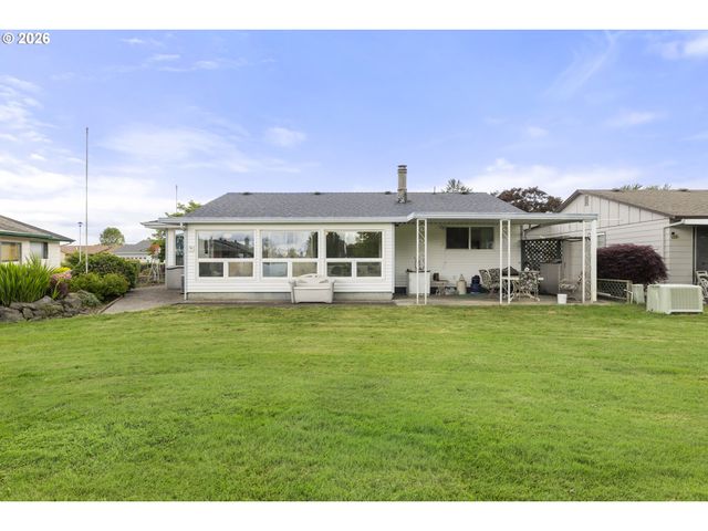 810 S COLUMBIA Dr, Woodburn, OR 97071