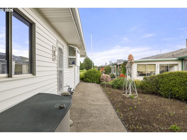 810 S COLUMBIA Dr, Woodburn, OR 97071