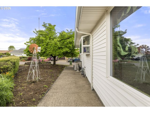 810 S COLUMBIA Dr, Woodburn, OR 97071