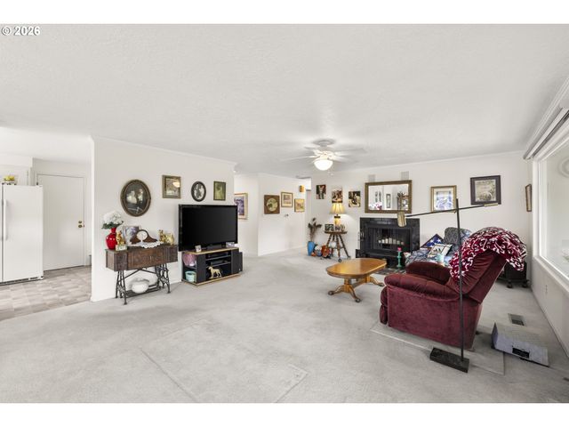 810 S COLUMBIA Dr, Woodburn, OR 97071