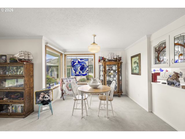 810 S COLUMBIA Dr, Woodburn, OR 97071