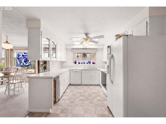 810 S COLUMBIA Dr, Woodburn, OR 97071