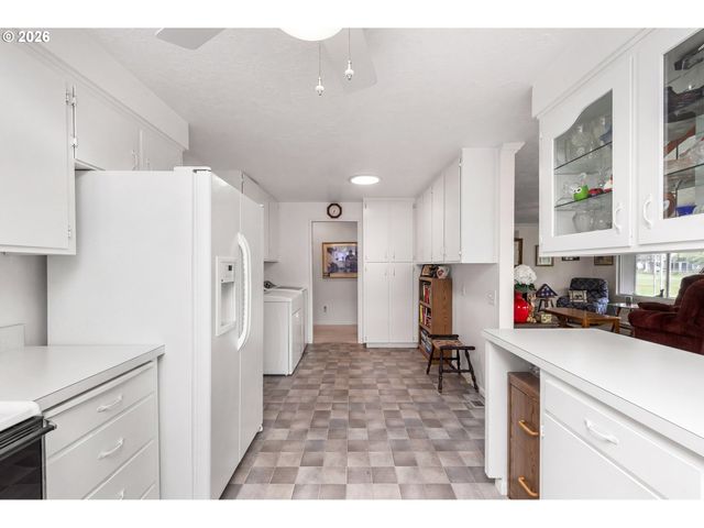 810 S COLUMBIA Dr, Woodburn, OR 97071