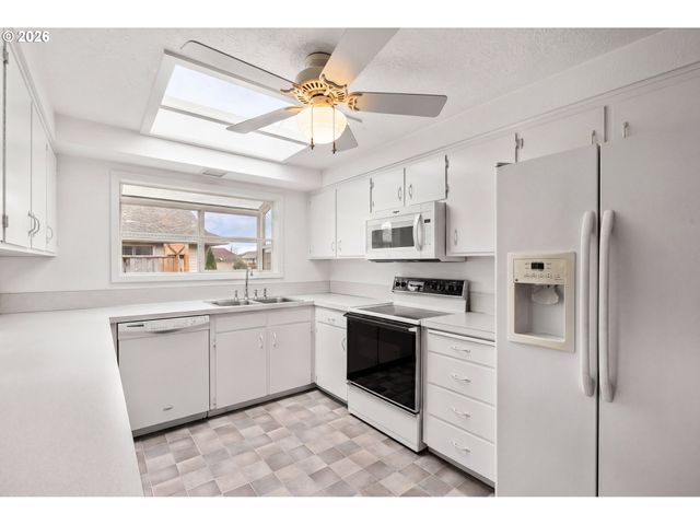 810 S COLUMBIA Dr, Woodburn, OR 97071