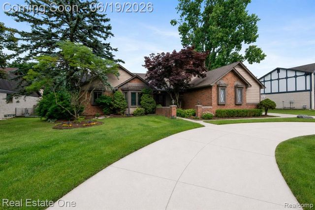 5277 Waterview Drive, West Bloomfield, MI 48323