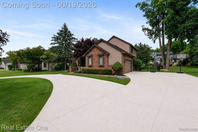 5277 Waterview Drive, West Bloomfield, MI 48323