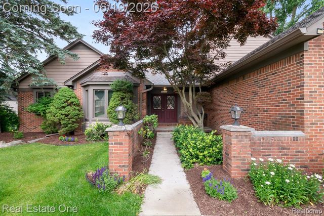 5277 Waterview Drive, West Bloomfield, MI 48323