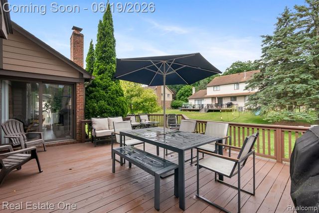 5277 Waterview Drive, West Bloomfield, MI 48323