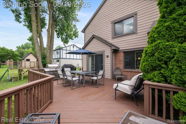 5277 Waterview Drive, West Bloomfield, MI 48323